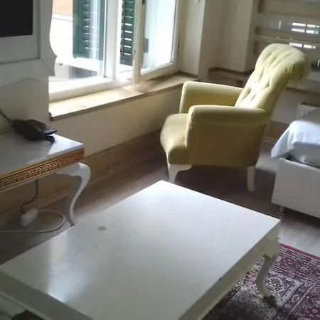 Gezkonakla Kadikoyde Iki Bir Salon *