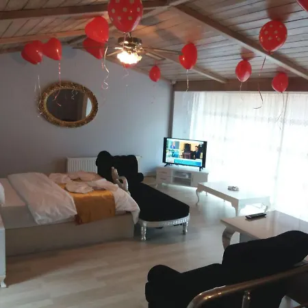 Gezkonakla Kadikoyde Iki Bir Salon *
